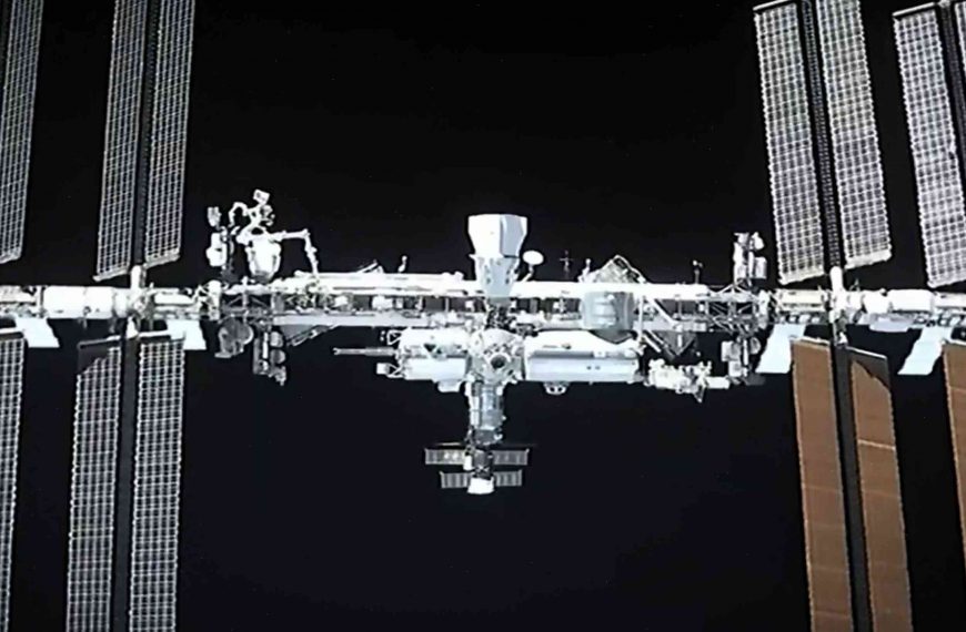 Spacewalk delayed due to space junk in orbit