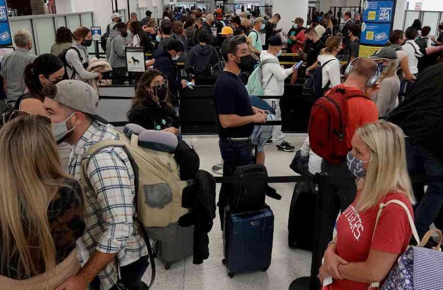Thanksgiving travel sets record as 2.3m fliers pass through US airport